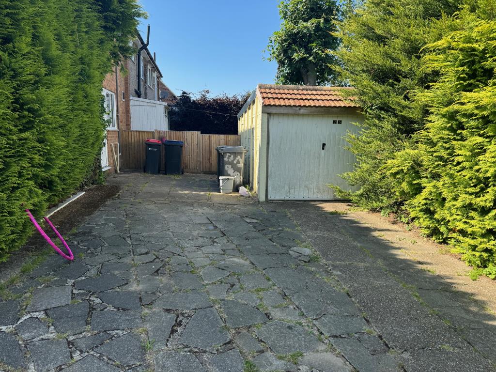 Lot: 50 - FIVE-BEDROOM SEMI-DETACHED HOUSE FOR IMPROVEMENT - Garage and parking to side